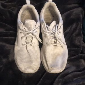 Nike roshe tennis shoes